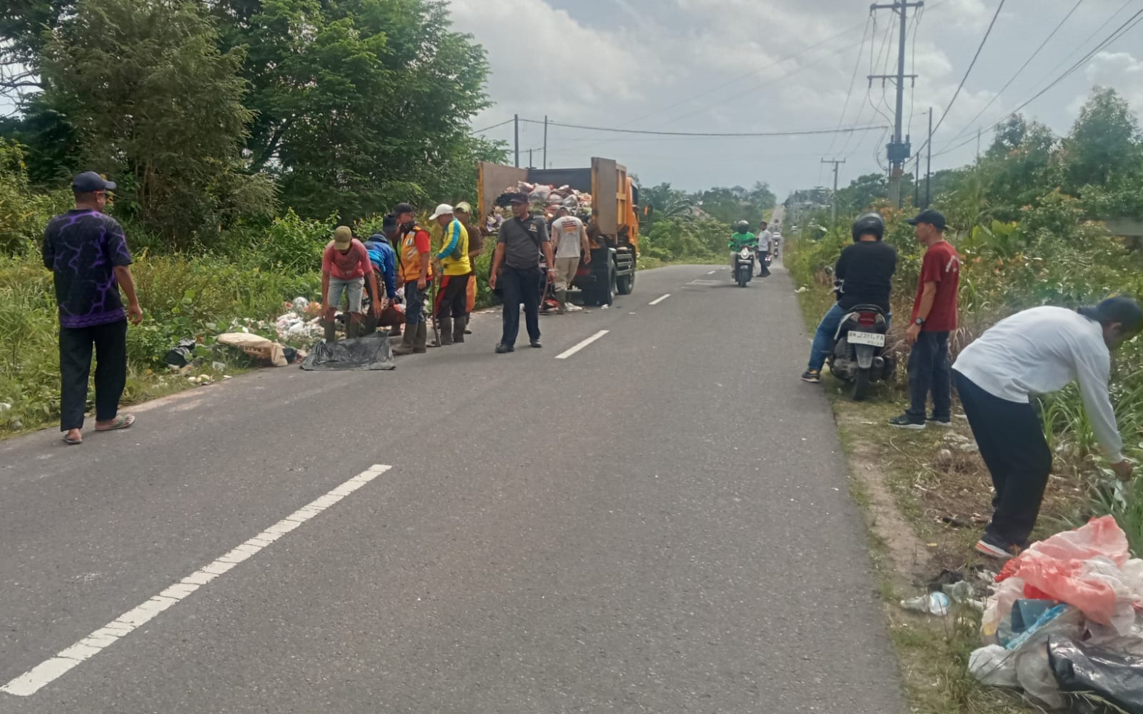 DINAS LINGKUNGAN HIDUP KOTA PANGKAL  BERGOTONG ROYONG DENGAN MASYARAKAT KELURAHAN JERAMBAH GANTUNG KECAMATAN GABEK.